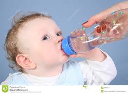 متى يستطيع الطفل أن يبدأ بشرب الماء؟