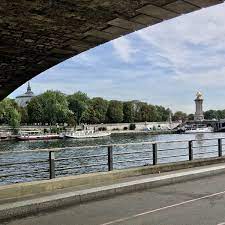 Promenade sur les berges de Seine depuis la Tour Eiffel - pariscrea.com