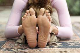 how to manage sweaty feet and odor