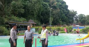 Mulai dari berenang di kolam renang yang juga sudah dilengkapi dengan permainan air seru. Kolam Renang Mangkubumi Harper Mangkubumi Jetis Yogyakarta Jogja Traveloka Maria Scome1965