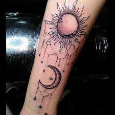 30 idées de tatouages soleil lune pour