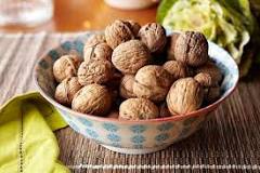 How can you tell if a walnut is bad?