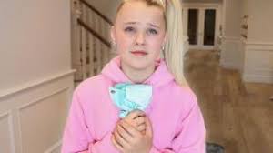 Jojo siwa is an american singer, dancer and youtuber who became famous through her participation in two seasons of the reality show dance moms. It S Jojo Siwa Tv Review