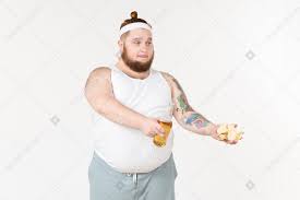 Фото Толстый мужчина в спортивной одежде делится пивом и картофельными  чипсами