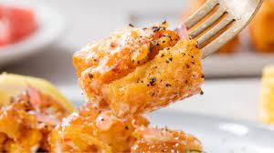 今天教大家做一道菠萝油条虾，脆脆的油条里酿鲜嫩虾肉……|油条|菠萝|虾肉_新浪新闻
