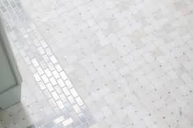 white marble basketweave bath floor