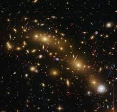 Miden con precisión la masa de un cúmulo de galaxias distante