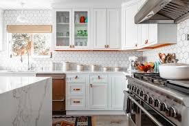 should kitchen cabinets go to the ceiling