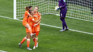 She is 5′7″ ft tall, which is equal to 1.7 meters. Women S World Cup Recap Miedema Smashes Goalscoring Record As Netherlands And Canada Make Last 16 90min