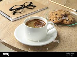 Taza de café, galletas, portátil y gafas en la mesa de madera, acercamiento  y espacio para el texto. Tiempo de pausa Fotografía de stock - Alamy