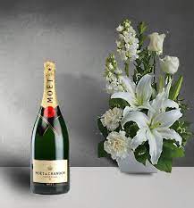 Don't let your loved ones miss out on knowing that they're in your thoughts. Moet And Flower Bouquet Same Day Delivery Australia Wide