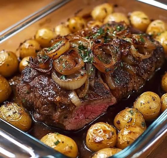 🍲🥔 Carne Assada no Forno com Batatas 🥔🍲 📝 Ingredientes👇👇 1 peça de carne bovina (aproximadamente 1kg, como maminha ou acém) 🥩 500g de batatas bolinhas, lavadas e com casca 🥔 2 cebolas médias, picada