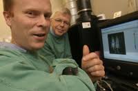 LYSENDE MUS: Ernæringsforskerne Rune Blomhoff (til høyre) og Harald Carlsen har tatt patent på selvlysende forsøksmus. Foto: Yngve Vogt - CGENE%2520-%2520200%2520