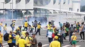 La Capitol Hill brasiliana: centinaia di sostenitori di Bolsonaro assaltano  il Parlamento