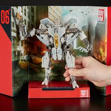 When bumblebee rolls out in his solo film, he can not only reset the transformers franchise but also redeem starscream, one of their best villains. Transformers Studio Series 06 Voyager Class Movie 1 Starscream Walmart Com Walmart Com