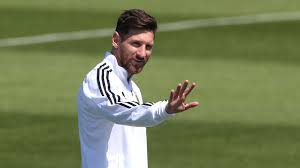 Messi holds the record of being the only player in history to have won 4 consecutive ballons d'or and 5 in total. Lionel Messi So Suss Ist Sein Sohnchen Thiago Promiflash De