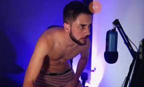 Male nudity: streamer strips in live - ThisVid.com