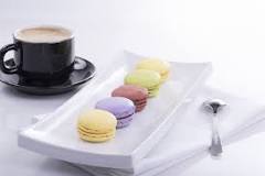 What do you eat with macarons?