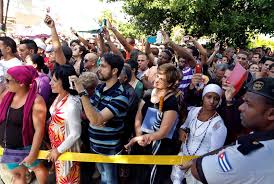 Image result for Cubanos frente a la embajada de Ecuador en habana
