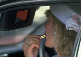 applying makeup while driving in dubai