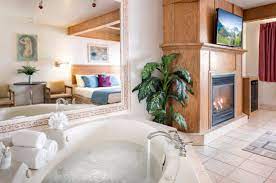 Jacuzzi Room With King Bed Fireplace