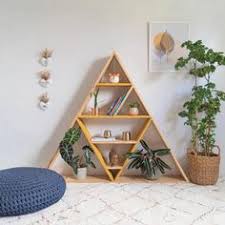 Малка промяна в интериора може да окаже голямо въздействие! 56 Dekoraciya Za Doma Ideas In 2021 Decor Home Decor Geometric Shelves