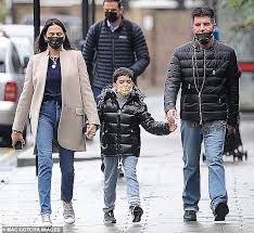 Simon cowell is a television personality, producer and entrepreneur. Simon Cowell Shows Off 20lb Weight Loss As Strolls With Partner Lauren Silverman And Their Son Eric Daily Mail Online