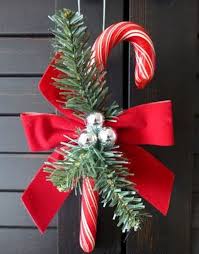 Next, you could also make use of candy canes to make some faux wooden decorations such as a north pole at one corner of your home and stuff like that. 53 Fun Candy Cane Christmas Decor Ideas For Your Home Digsdigs