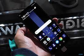Huawei mate 20 memiliki layar 6.3 inci inci yang cerah dan jernih (resolusi 2560x1440) inci dan ukuran 158,5 x 76 x 7,6mm. Huawei Mate 20 Rs Porsche Design Smartphone Mewah Harga Wah Fajar