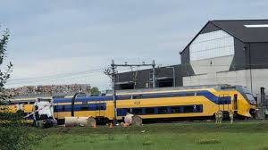 Toch is het sein gegeven dat het treinverkeer kan worden opgestart. Vrachtwagen Botst Met Trein Bij Roermond Treinverkeer Tot Vrijdag Stilgelegd Nos