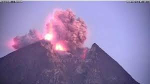 Its name literally means mountain of fire and it is one of the world's 16 decade volcanoes. Gunung Merapi Erupsi Kamis Pagi Dengan Tinggi Kolom 2 000 Meter Status Level Ii Atau Waspada Tribunnews Com Mobile