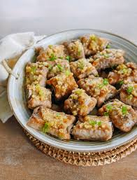 chinese steamed garlic ribs with taro