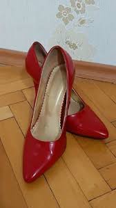 Направиха ми впечатление чифт ярко червени обувки, които той измъкна от тялото ми. Cherveni Obuvki Olx Bg
