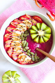 dragon fruit smoothie bowl with kiwi