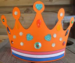 Een kroon knutselen, dat mag eigenlijk niet ontbreken op koningsdag! Een Kroon Een Kroning