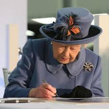 Последние твиты от queen (@queenwillrock). Why Queen Elizbeth Ii Signs Her Name As Elizabeth R