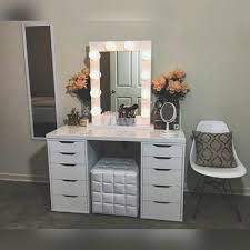It has a rectilinear frame with 3 full panels. I Want My Own Vanity Someday Decoracion De Tocador Decoracion De Habitaciones Decoracion De Tocador De Maquillaje
