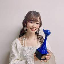 Suguta Hina with Her Newcomer Seiyuu Award : r/seiyuu
