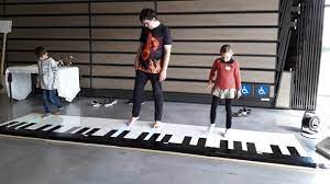 expandable floor piano plays