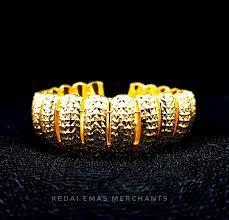 Harga gelang emas emas seakan tidak dapat terpisahkan dari wanita bahkan emas sering kali dijadikan sebagai mahar ketika pria meminang seorang wanita sebagai istrinya. Design Emas Pulut Dakap 916 Yang Sedang Viral Jom Cuci Mata Blog Cik Matahariku