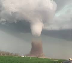 Because wind is invisible, it is hard to see a tornado unless it forms a condensation funnel made up of water droplets, dust and debris. Tornada Din CÄƒlÄƒrasi AutoritÄƒÅ£ile AnunÅ£Äƒ CÄƒ Alimentarea Cu Energie ElectricÄƒ A Fost ReluatÄƒ