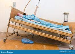 койка больничной койки с больничной рукояткой Стоковое Изображение -  изображение насчитывающей владение, целебно: 268961567