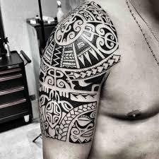 Los tatuajes maoríes son reconocidos por sus grandes características artísticas y únicas. Pin En Pigalo 69