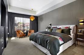 Кремава спалня спалня с ориенталски полъх, благодарение на покривката с ресни и големите флорални мотиви изключително семпъл и модерен интериор. Idei Za Interior Na Spalnya V Sivi Nyuansi