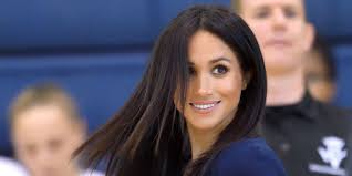 Meghan markle wore hair extensions for her official engagement photographs with prince harry all because of kate middleton, a royal expert has claimed. Meghan Markle Revealed The Secret To Achieving Her Poker Straight Hair