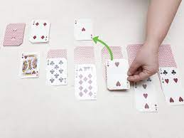 Comment placer les cartes pour jouer au solitaire