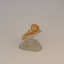 sleek gold ring 1 550 grams 22kt