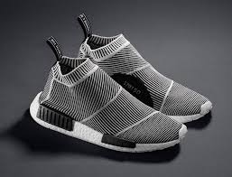 The adidas nmd does not come with insoles because these shoes have a thick boost sole that makes them plenty comfortable without insoles. Wie Fallt Der Adidas Originals Nmd Aus Dead Stock