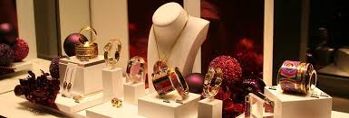 creative jewelry visual merchandising