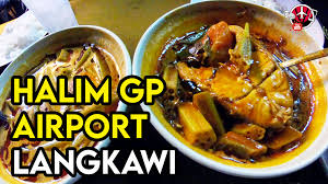 The main ingredients of this dish are usually poultry, goat meat, beef, mutton, various kinds of offal, fish and seafood, as well as vegetables such as cassava leaves. Makan Gulai Seafood Panas Di Restoran Halim Gulai Panas Airport Pulau Langkawi Some Bullet For Your Head